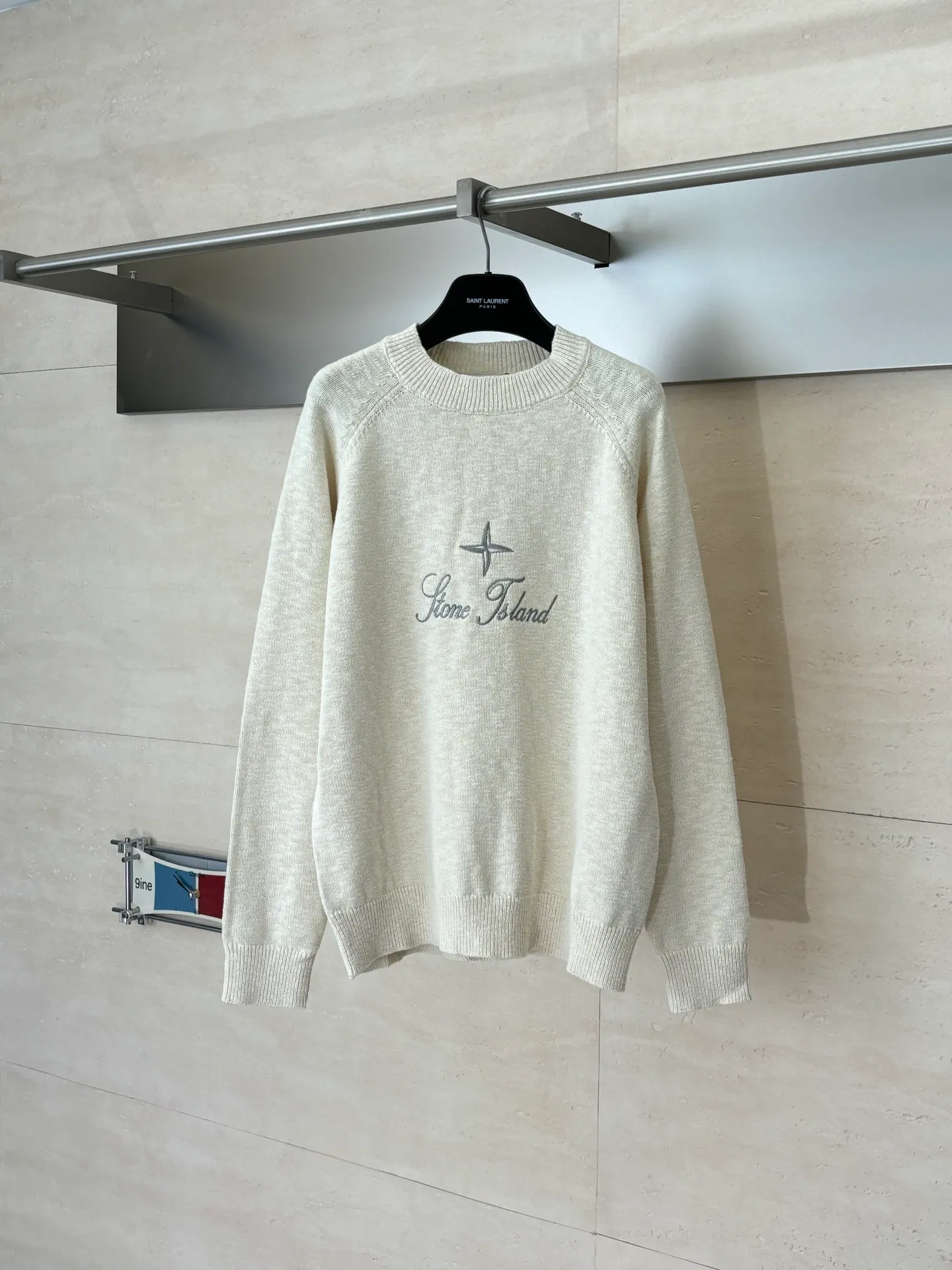 P460 STONE ISLAN*/Stone Island FW25 Holiday Limited Threaded logo embroidered pullover knitted sweater. The fabric is made of imported ultra-fine merino wool yarn, which has been combed to remove impurities and anti-pilling. The plain base is woven with a 14-needle circular machine. The yarn is first dyed and then woven to make the navy blue color rich and not easy to fade. The body is designed with a raglan sleeve structure, the shoulder panels are laser positioned and cut, and the splicing joints are seamlessly connected using embedded clip technology, giving you a non-restrained feeling when worn. The brand logo and star pattern on the chest adopt a combination of hand-applied embroidery + flat embroidery, using high-elastic polyester-cotton thread. The stitch density is controlled at 8 stitches per centimeter. The outline of the pattern is clear and three-dimensional, and it is wear-resistant and does not fall off. The neckline is designed with a ribbed round neck. The rib tissue is pre-shrunk and shaped by high temperature. It has excellent resilience and is not easy to loosen. The cuffs and hem are also ribbed with the same material, and are reinforced with the body through overlock sewing technology. The overall tailoring follows ergonomics, and each process undergoes quality control testing. From yarn weaving to finished product sewing, the precision of details is controlled throughout the process to create knitted items with both functionality and design. The overall wiring is straight and delicate, the fabric is comfortable and soft, and the color is consistent without color difference. Size: S/M/L/XL